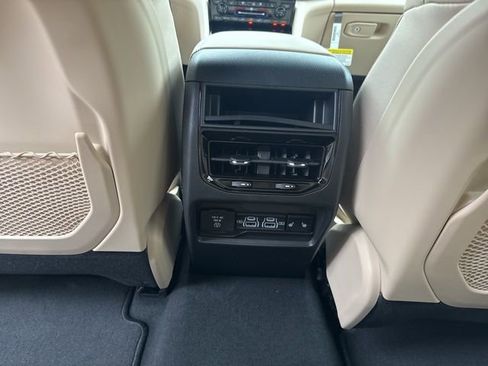 New 2025 Jeep Grand Cherokee Limited w/ Luxury Tech Group II image 16