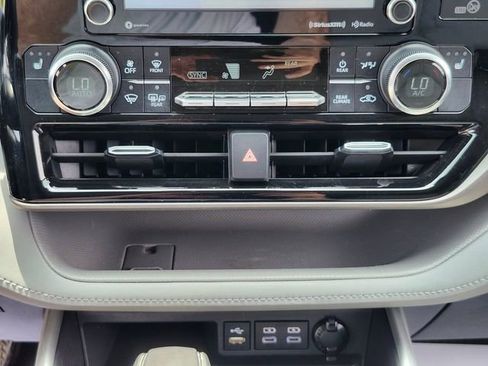 Used 2022 Toyota Highlander XLE AWD/4WD image 32