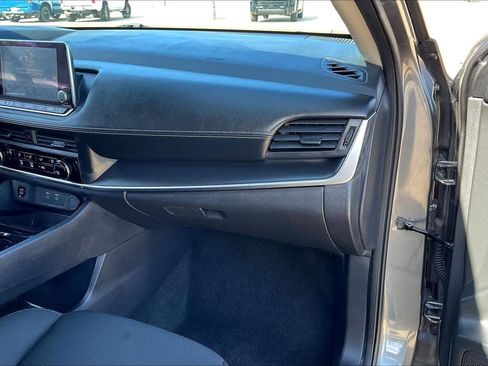 Used 2024 Nissan Rogue S image 19