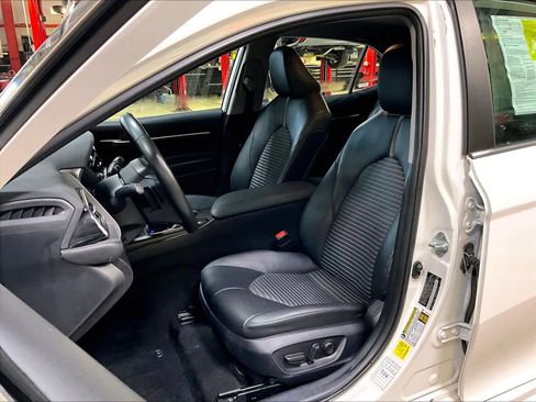 Used 2024 Toyota Camry SE image 10