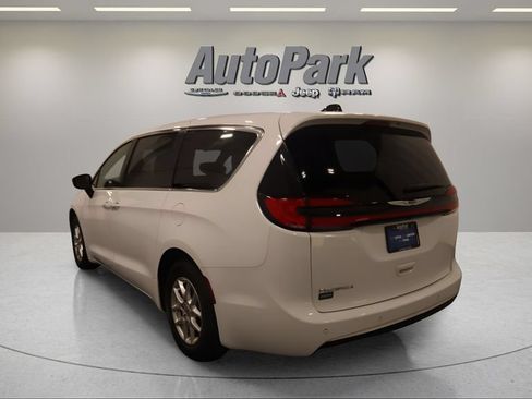 Certified 2024 Chrysler Pacifica Touring-L FWD image 4