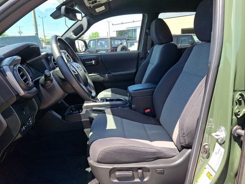 Used 2022 Toyota Tacoma TRD Off-Road AWD/4WD image 24