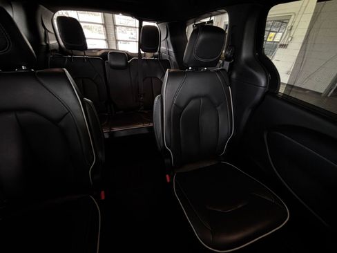 Used 2025 Chrysler Pacifica Limited image 46