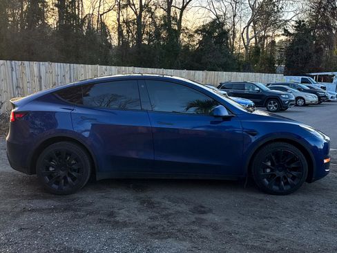 Used 2022 Tesla Model Y Long Range image 18