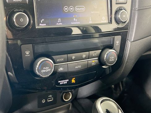 Used 2019 Nissan Rogue SV image 15