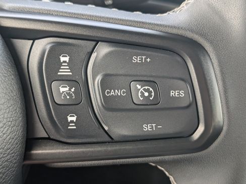 Used 2025 Jeep Wrangler Unlimited Rubicon AWD/4WD image 8
