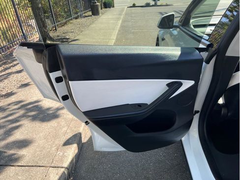 Used 2020 Tesla Model Y Long Range image 14