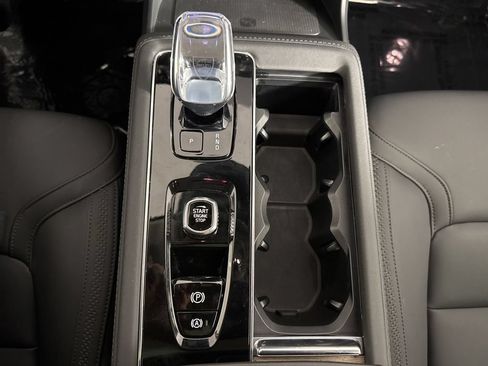 Used 2025 Volvo XC90 B6 Plus AWD/4WD image 33