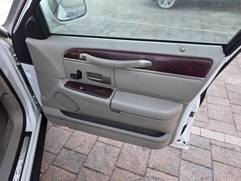 Used 2003 Lincoln Town Car Executive RWD image 13