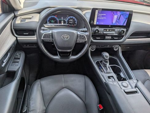 Used 2024 Toyota Grand Highlander AWD image 3