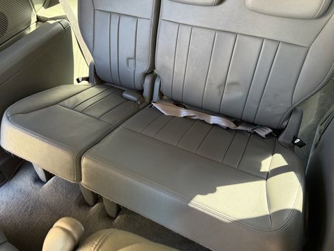 Used 2006 Chrysler Town & Country Touring image 71