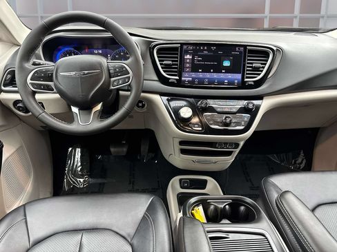 Used 2024 Chrysler Pacifica Touring-L FWD image 14