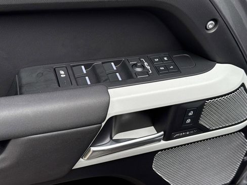 Used 2024 Land Rover Defender 130 X-Dynamic SE image 19