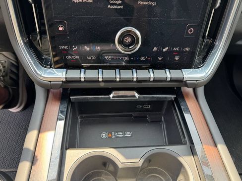 Used 2025 GMC Yukon XL Denali AWD/4WD image 19