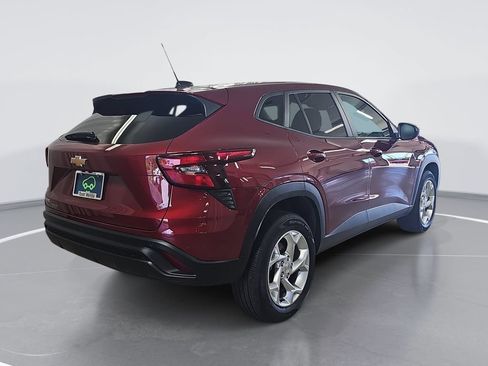 Used 2024 Chevrolet Trax LS w/ LS Convenience Package FWD image 3