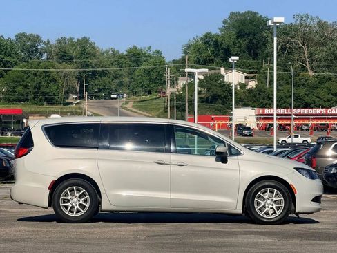 Used 2017 Chrysler Pacifica Touring FWD image 6
