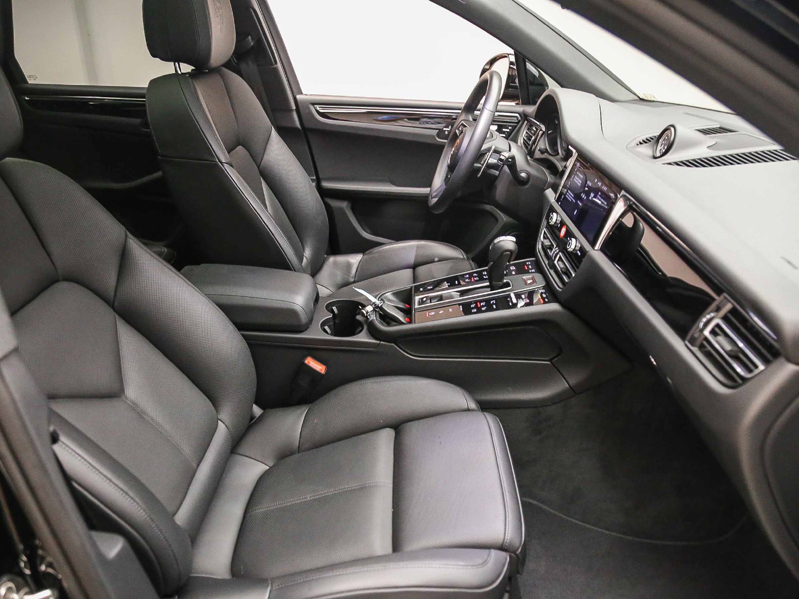 Certified 2025 Porsche Macan S AWD/4WD image 21