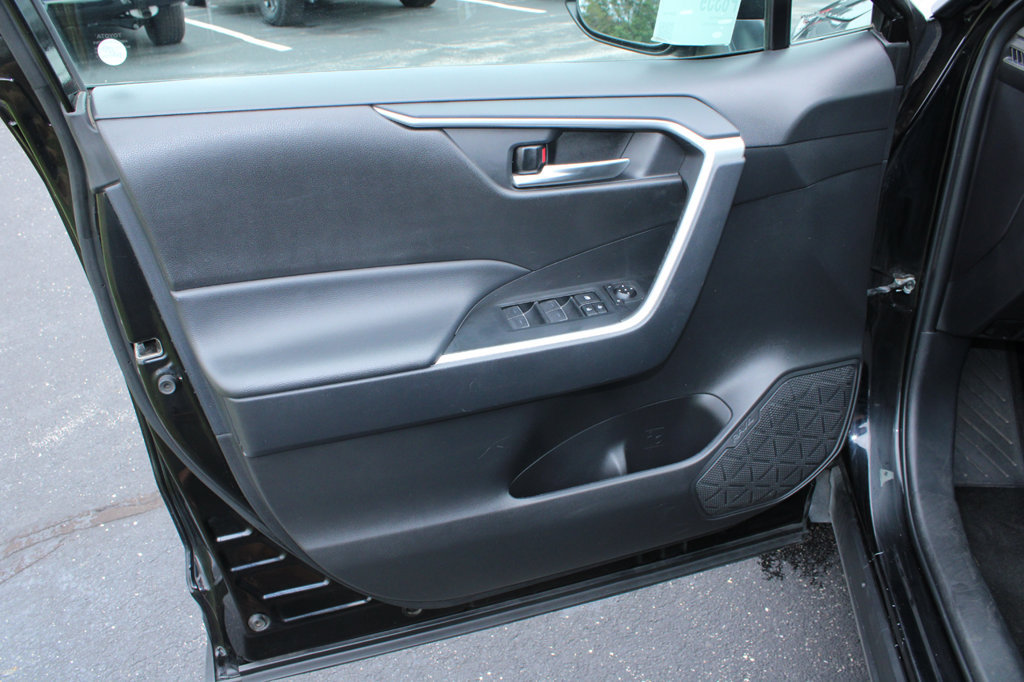 Used 2025 Toyota RAV4 XLE AWD/4WD image 31