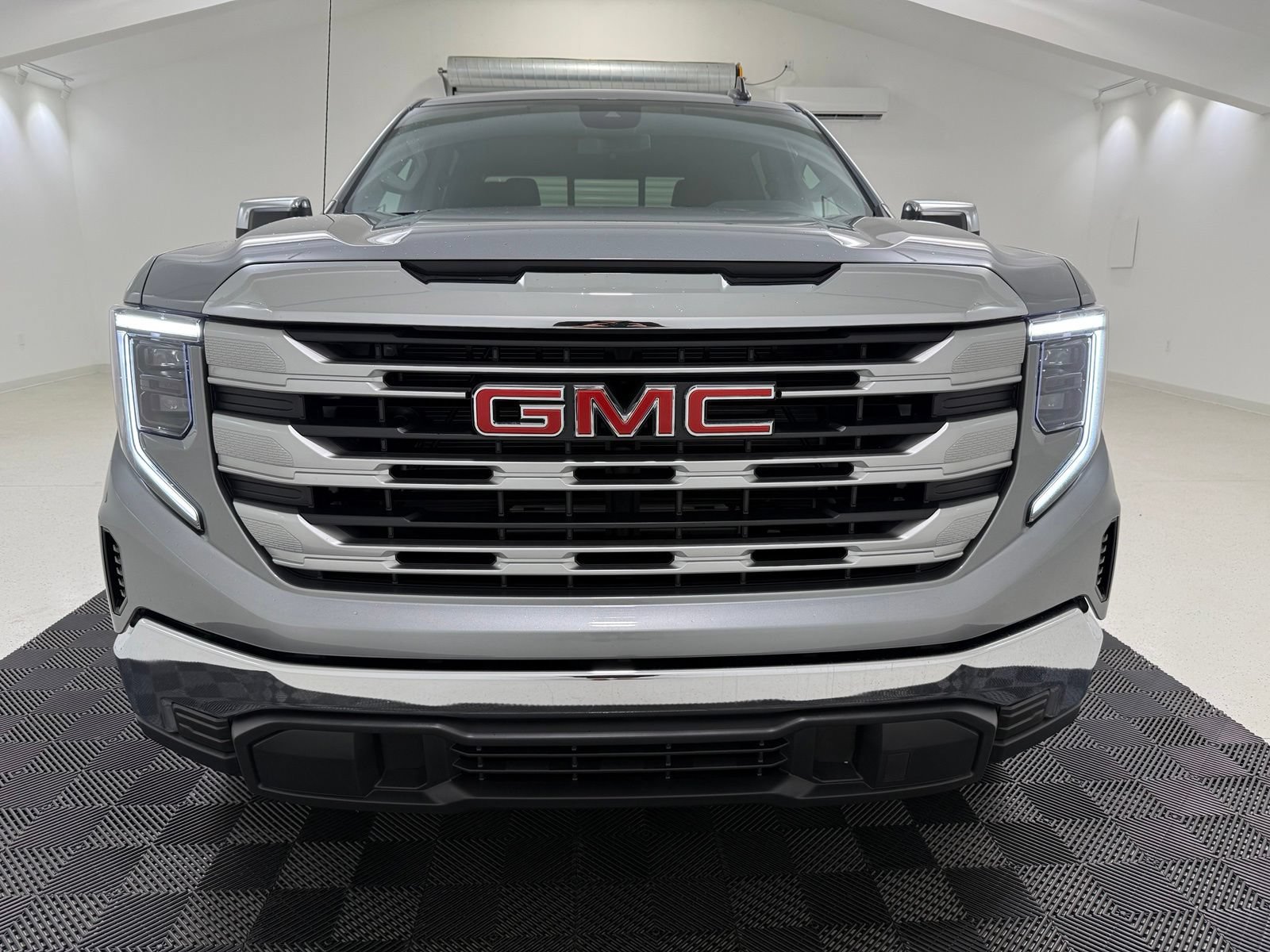 Used 2026 GMC Sierra 1500 SLE w/ Preferred Package RWD image 2