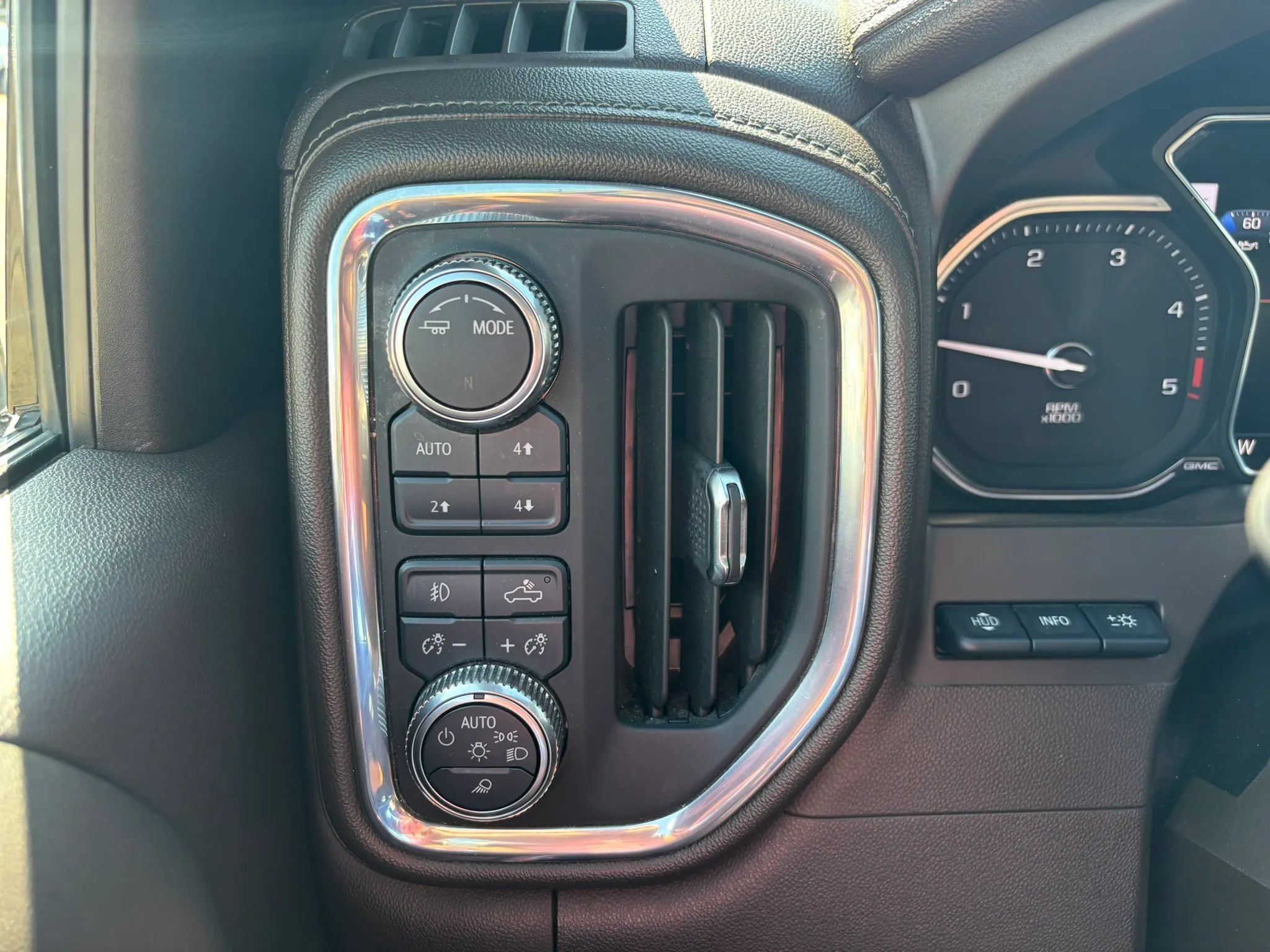 Used 2021 GMC Sierra 2500 Denali w/ Denali Ultimate Package AWD/4WD image 25