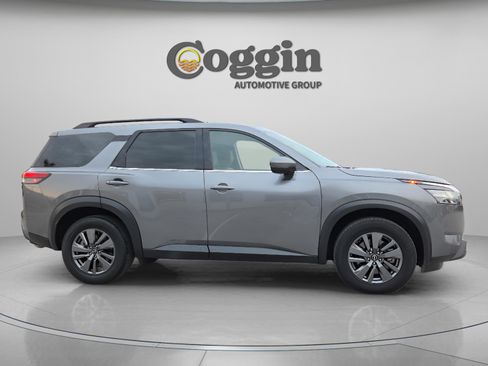 Used 2024 Nissan Pathfinder SV image 6