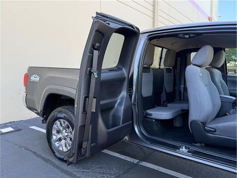 Used 2018 Toyota Tacoma SR5 AWD/4WD image 25