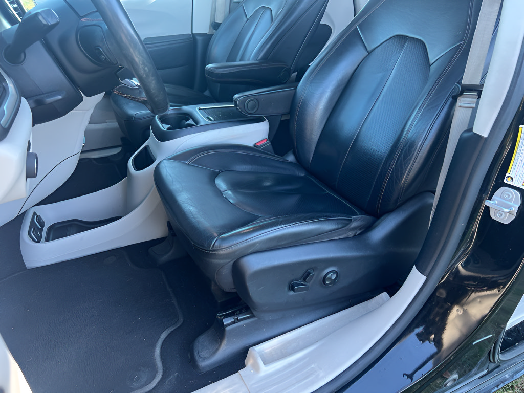 Used 2020 Chrysler Pacifica Touring-L Plus FWD image 15