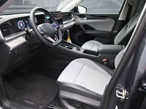 Used 2025 Volkswagen Tiguan SE FWD image 17