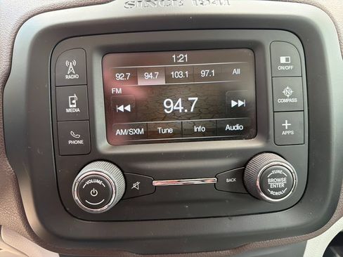 Used 2017 Jeep Renegade Latitude FWD image 25