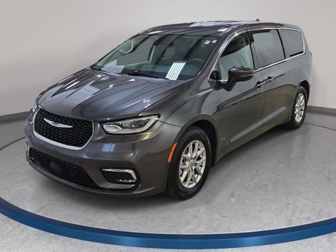 Used 2023 Chrysler Pacifica Touring-L FWD image 1