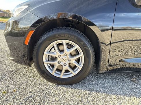Used 2024 Chrysler Pacifica Touring-L image 32