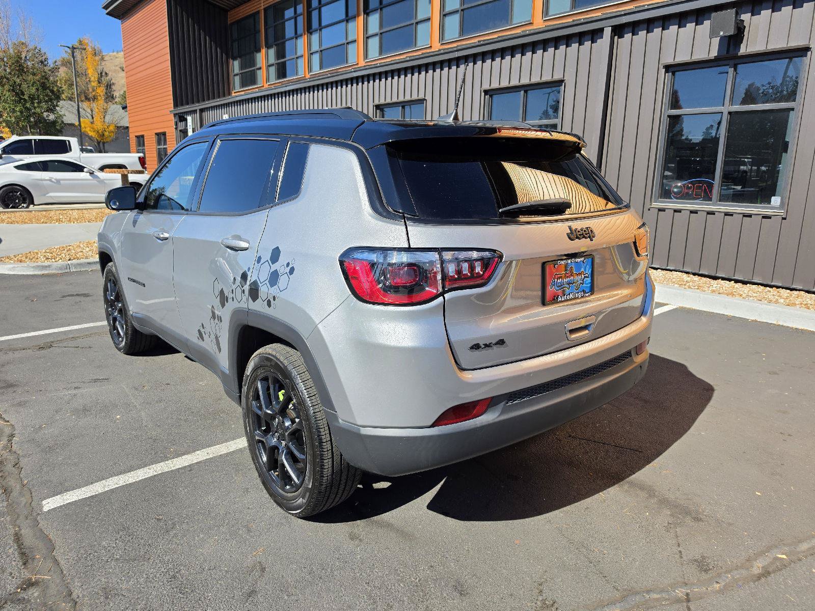 Used 2023 Jeep Compass Latitude w/ Convenience Group AWD/4WD image 3