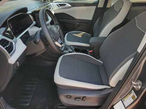 Used 2025 Volkswagen Taos SE image 5