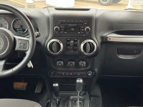 Used 2017 Jeep Wrangler Unlimited Sahara w/ Connectivity Group AWD/4WD image 36