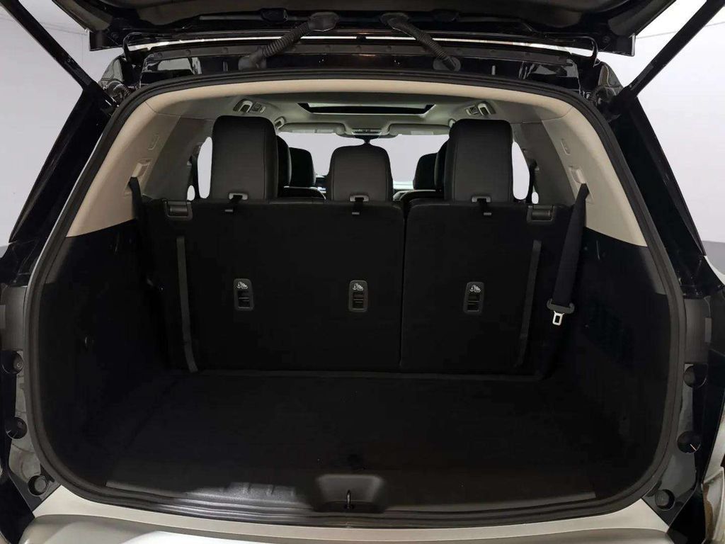Used 2025 Nissan Pathfinder Platinum AWD/4WD image 30