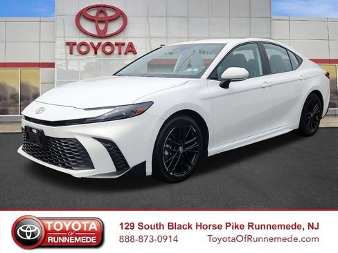 Used 2025 Toyota Camry SE FWD image 3