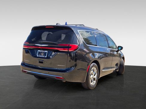 Used 2022 Chrysler Pacifica Limited image 4