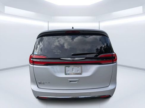 Used 2024 Chrysler Pacifica Touring-L FWD image 5