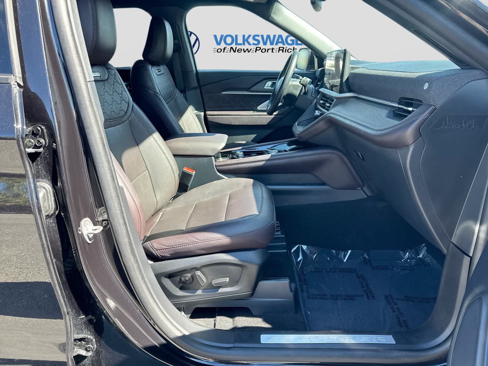 Used 2025 Ford Explorer Platinum w/ LUX Leather Package AWD/4WD image 27