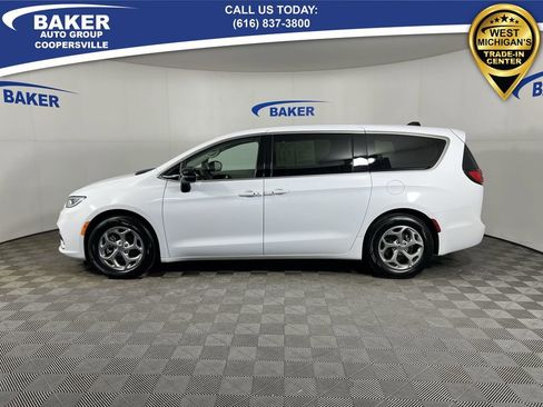 Used 2024 Chrysler Pacifica Limited image 6