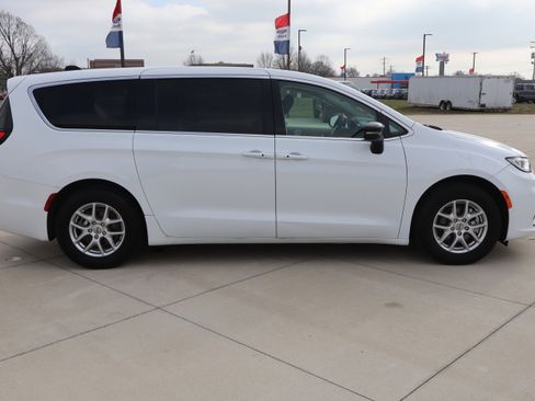 Used 2024 Chrysler Pacifica Touring-L image 4