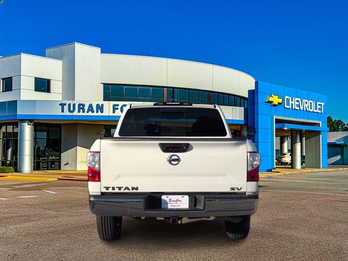 Used 2019 Nissan Titan SV image 4