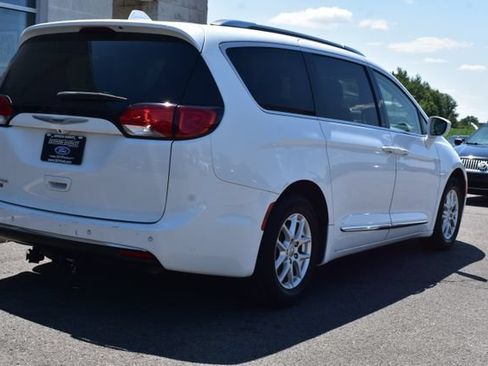 Used 2020 Chrysler Pacifica Touring-L FWD image 16