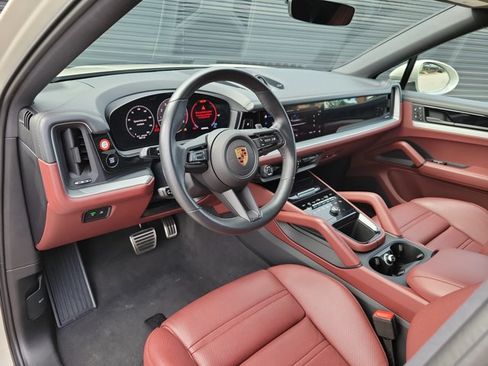 Certified 2025 Porsche Cayenne S AWD/4WD image 5