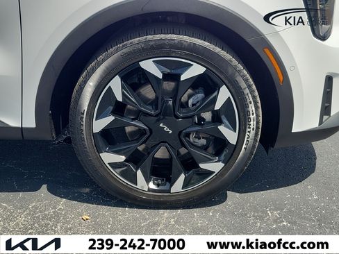 Certified 2024 Kia Sorento SX FWD image 7