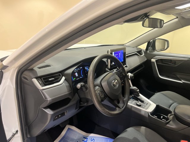 Used 2023 Toyota RAV4 LE AWD/4WD image 9