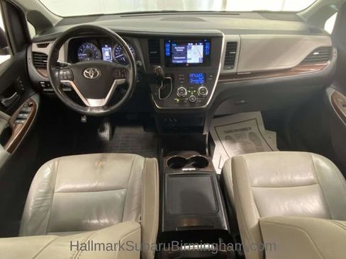 Used 2015 Toyota Sienna L image 10