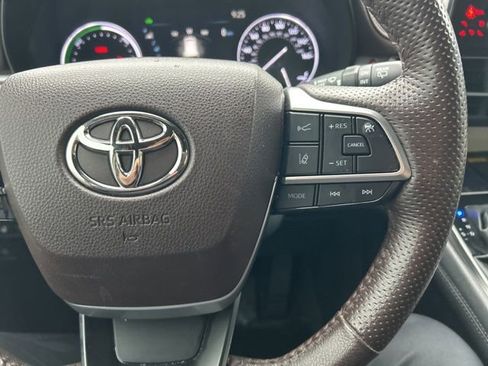 Used 2023 Toyota Sienna Platinum AWD/4WD image 16