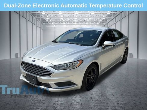 Used 2018 Ford Fusion SE w/ Fusion SE Technology Package FWD image 3