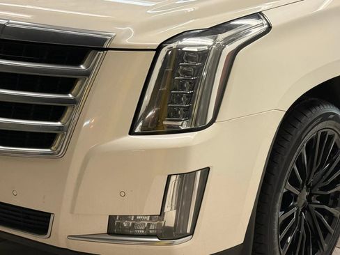 Used 2015 Cadillac Escalade Luxury image 11